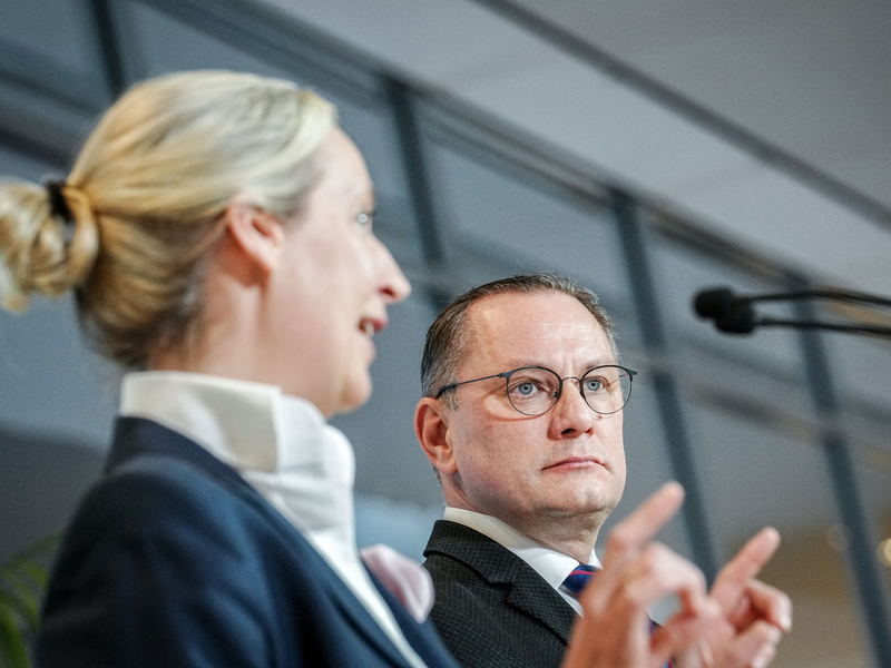 Alice Weidel und Tino Chrupalla. Die AfD-Spitze strebt einen Austritt aus dem rechten Parteienbündnis an und will damit einem Rauswurf zuvorkommen. - Foto: Kay Nietfeld/dpa