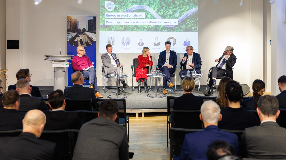 Parlamentarischer Abend des EAC: Diskussion über klimaneutralen Straßenverkehr in der EU - Foto: presseportal.de