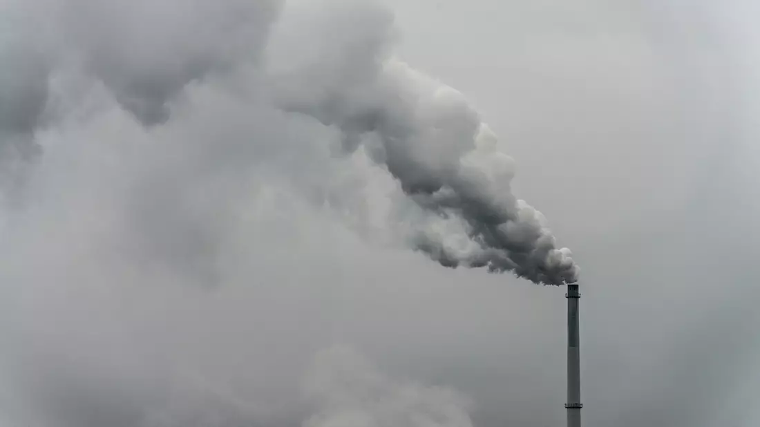 Für Industrieanlagen könnten EU-weit bald neue Schadstoffregeln gelten. - Bild: Armin Weigel/dpa