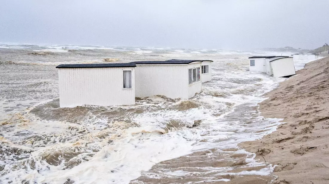 Ein aufziehendes Unwetter führte im vergangenen Sommer in Skandinavien zu Überschwemmungen, Bränden und Wasserschäden. - Bild: Henning Bagger/Ritzau Scanpix Foto/AP/dpa