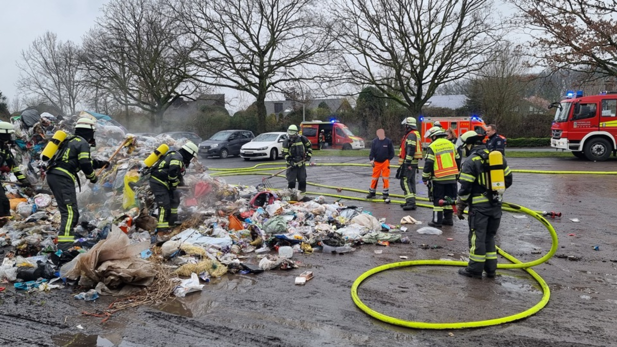 FW-WRN: FEUER_1 - LZ3 - LZ1 - Brennt Müllwagen - Foto: presseportal.de