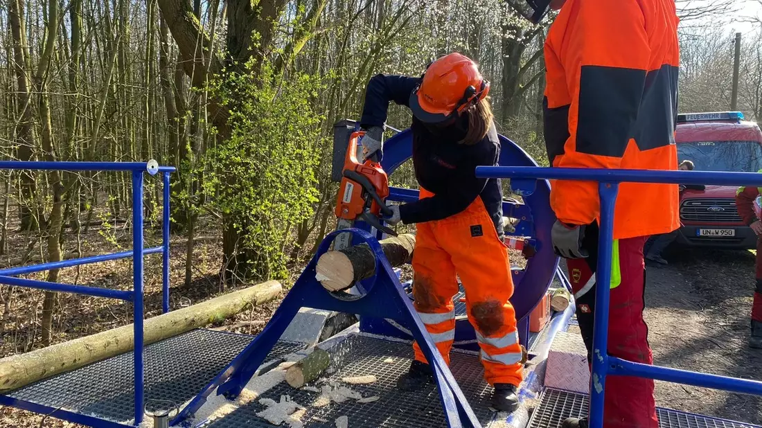 FW-WRN: Erfolgreicher Kettensägenlehrgang für unsere Einsatzkräfte - Bild: presseportal.de