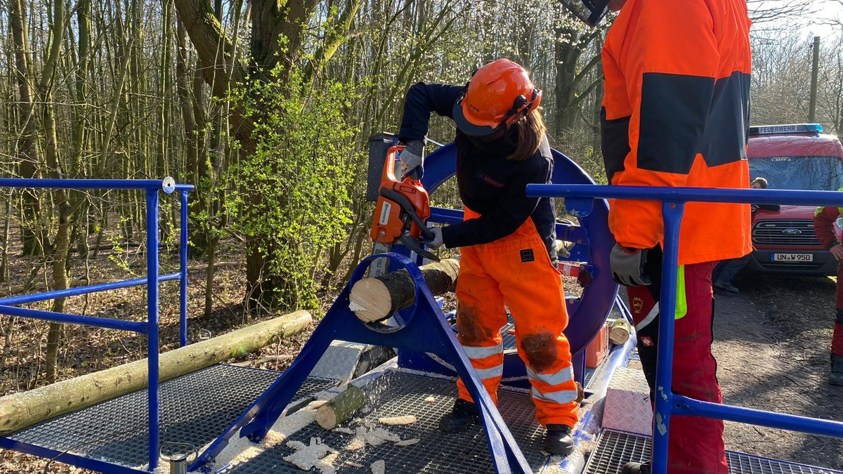 FW-WRN: Erfolgreicher Kettensägenlehrgang für unsere Einsatzkräfte - Foto: presseportal.de