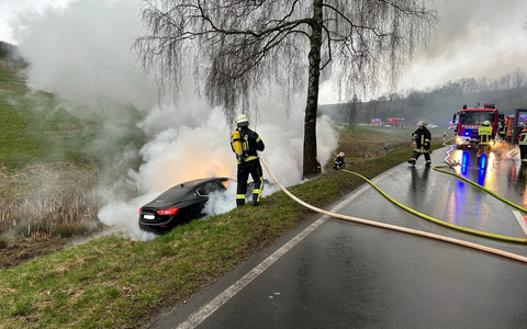 POL-PDWIL: Verkehrsunfall mit anschließendem PKW-Brand - Foto: presseportal.de