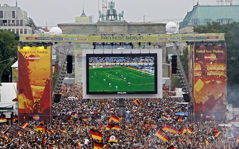 Soll auch dieses Jahr möglich werden: Tausende Zuschauer verfolgen auf der Fanmeile am Brandenburger Tor in Berlin ein WM-Fußballspiel von Deutschland. - Foto: Marcel Mettelsiefen/dpa