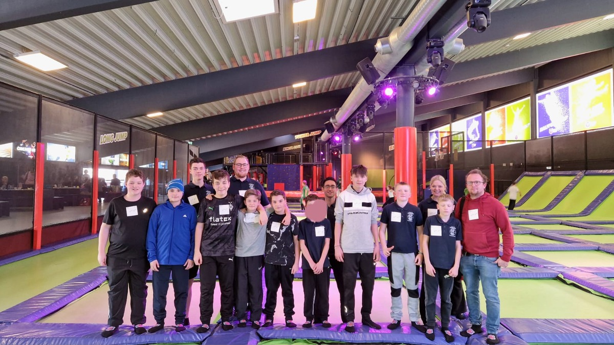 FW-KLE: Jugendfeuerwehr Bedburg-Hau zu Besuch im Tiger Jump - Foto: presseportal.de