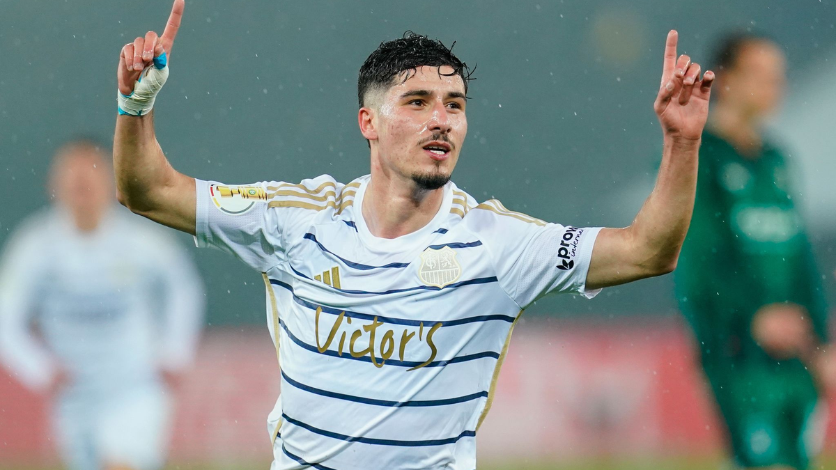 Die Spieler von Saarbrücken feiern ihren Sieg. - Foto: Uwe Anspach/dpa