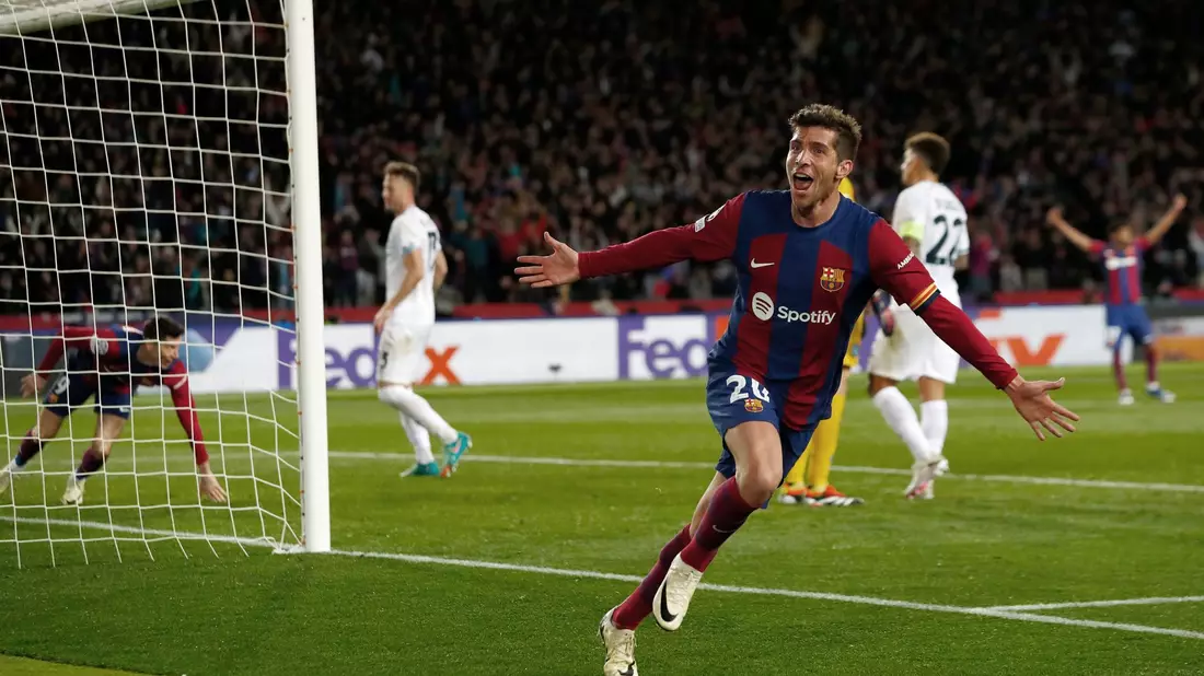Barcelonas Sergi Roberto feiert das dritte Tor seiner Mannschaft, das von Barcelonas Robert Lewandowski (l) erzielt wurde. - Bild: Joan Monfort/AP/dpa