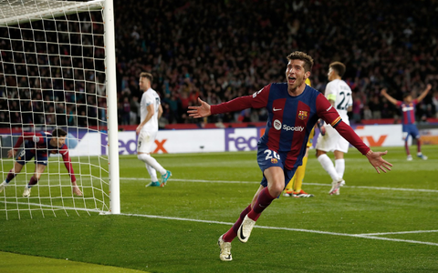 Barcelonas Sergi Roberto feiert das dritte Tor seiner Mannschaft, das von Barcelonas Robert Lewandowski (l) erzielt wurde. - Foto: Joan Monfort/AP/dpa
