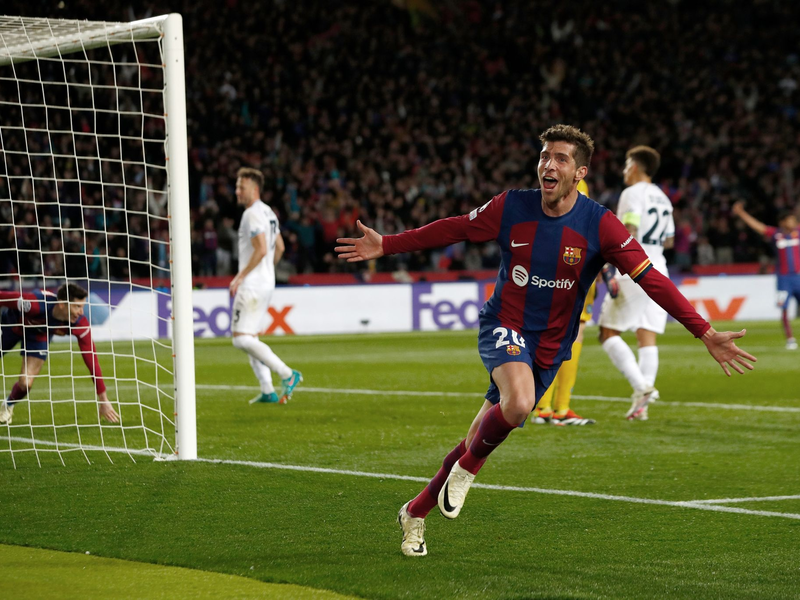 Barcelonas Sergi Roberto feiert das dritte Tor seiner Mannschaft, das von Barcelonas Robert Lewandowski (l) erzielt wurde. - Foto: Joan Monfort/AP/dpa