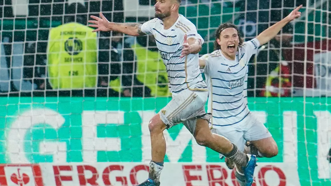 Saarbrücken stehe nun mit einem Bein in Berlin, sagt Kai Brünker (l) nach dem Pokal-Coup. - Bild: Uwe Anspach/dpa