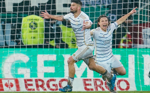 Saarbrücken stehe nun mit einem Bein in Berlin, sagt Kai Brünker (l) nach dem Pokal-Coup. - Foto: Uwe Anspach/dpa
