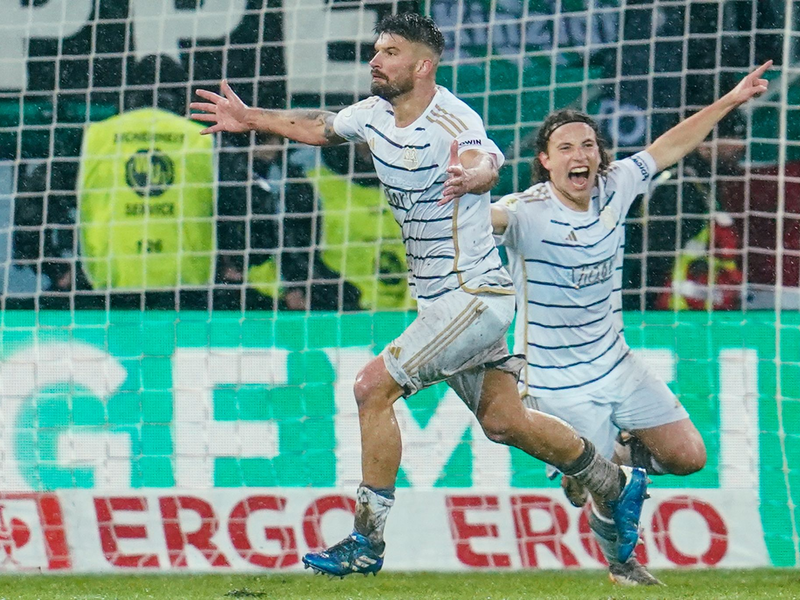 Saarbrücken stehe nun mit einem Bein in Berlin, sagt Kai Brünker (l) nach dem Pokal-Coup. - Foto: Uwe Anspach/dpa