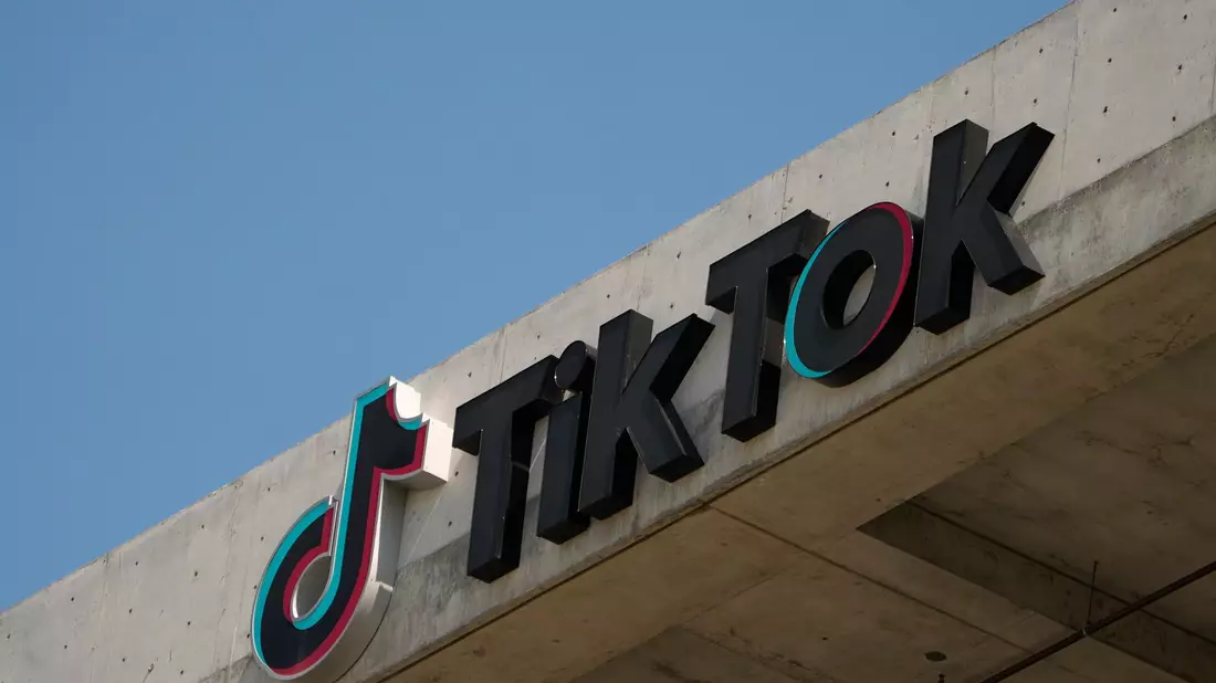 Tiktok weist Bedenken stets zurück und betont, man sehe sich nicht als Tochter eines chinesischen Unternehmens. - Bild: Damian Dovarganes/AP/dpa