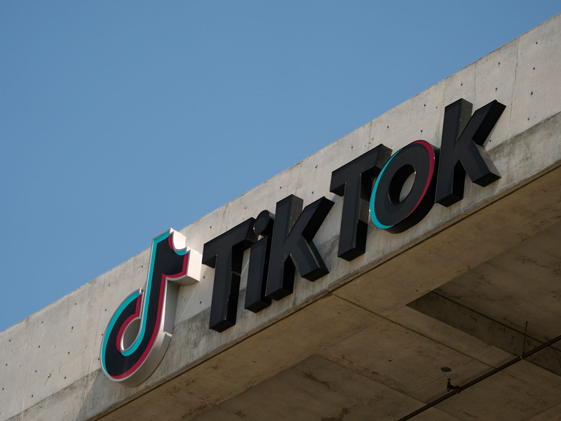 Tiktok weist Bedenken stets zurück und betont, man sehe sich nicht als Tochter eines chinesischen Unternehmens. - Foto: Damian Dovarganes/AP/dpa