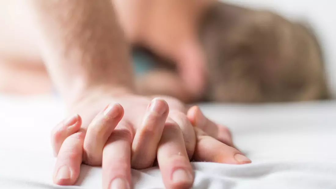 «Gender Orgasm Gap»: In heterosexuellen Beziehungen kommt der Mann häufiger als die Frau. - Bild: Christophe Gateau/dpa