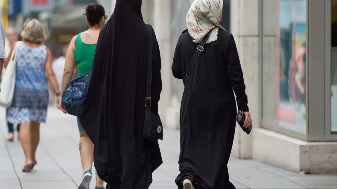 Zwei Frauen mit Kopftuch und langer Oberbekleidung. - Bild: Marijan Murat/dpa