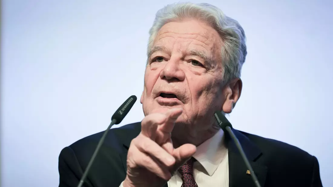 «Denn wir, die Bürger, sind es doch, die die Freiheit entweder verspielen oder verteidigen und bewahren», sagt Joachim Gauck. - Bild: Christian Charisius/dpa