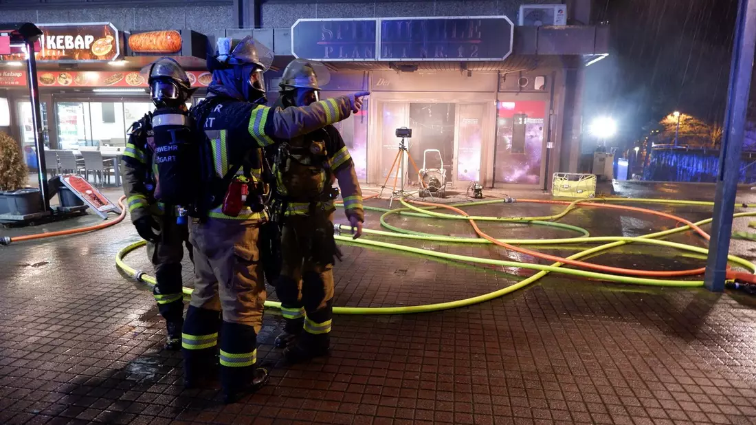 FW Stuttgart: Nächtlicher Brand in Spielhalle - Bild: presseportal.de