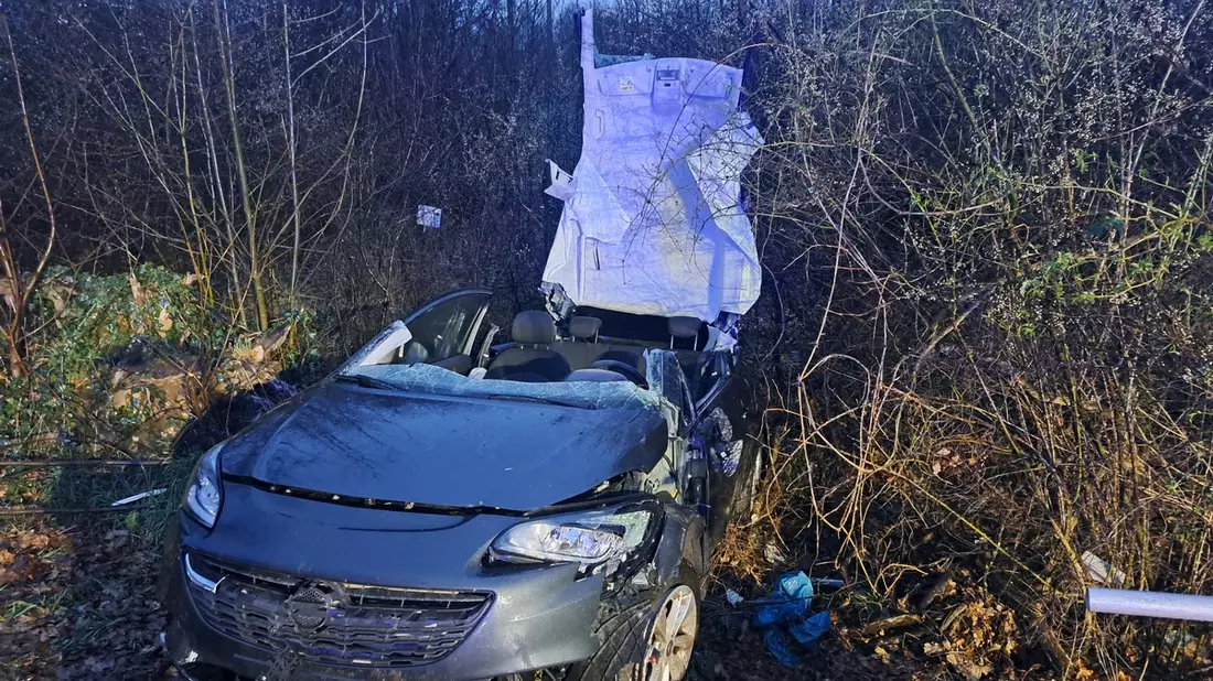 FW Düren: Verkehrsunfall mit eingeklemmter Person - Bild: presseportal.de