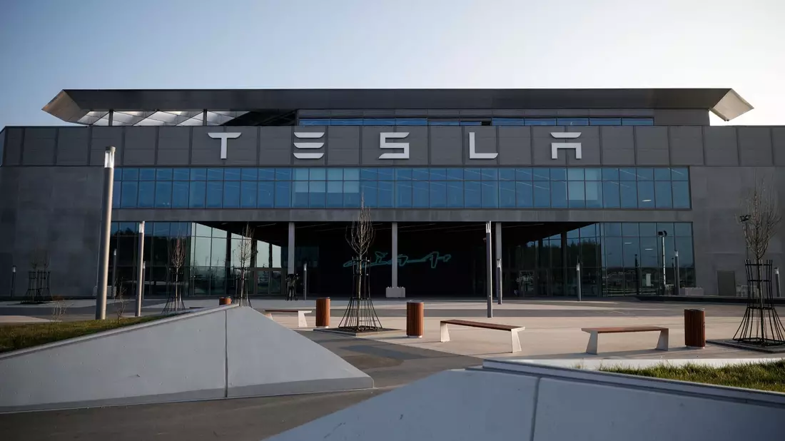 Das Tesla-Werk in Grünheide ist nach dem tagelangen Stromausfall wieder am Netz. - Bild: Carsten Koall/dpa