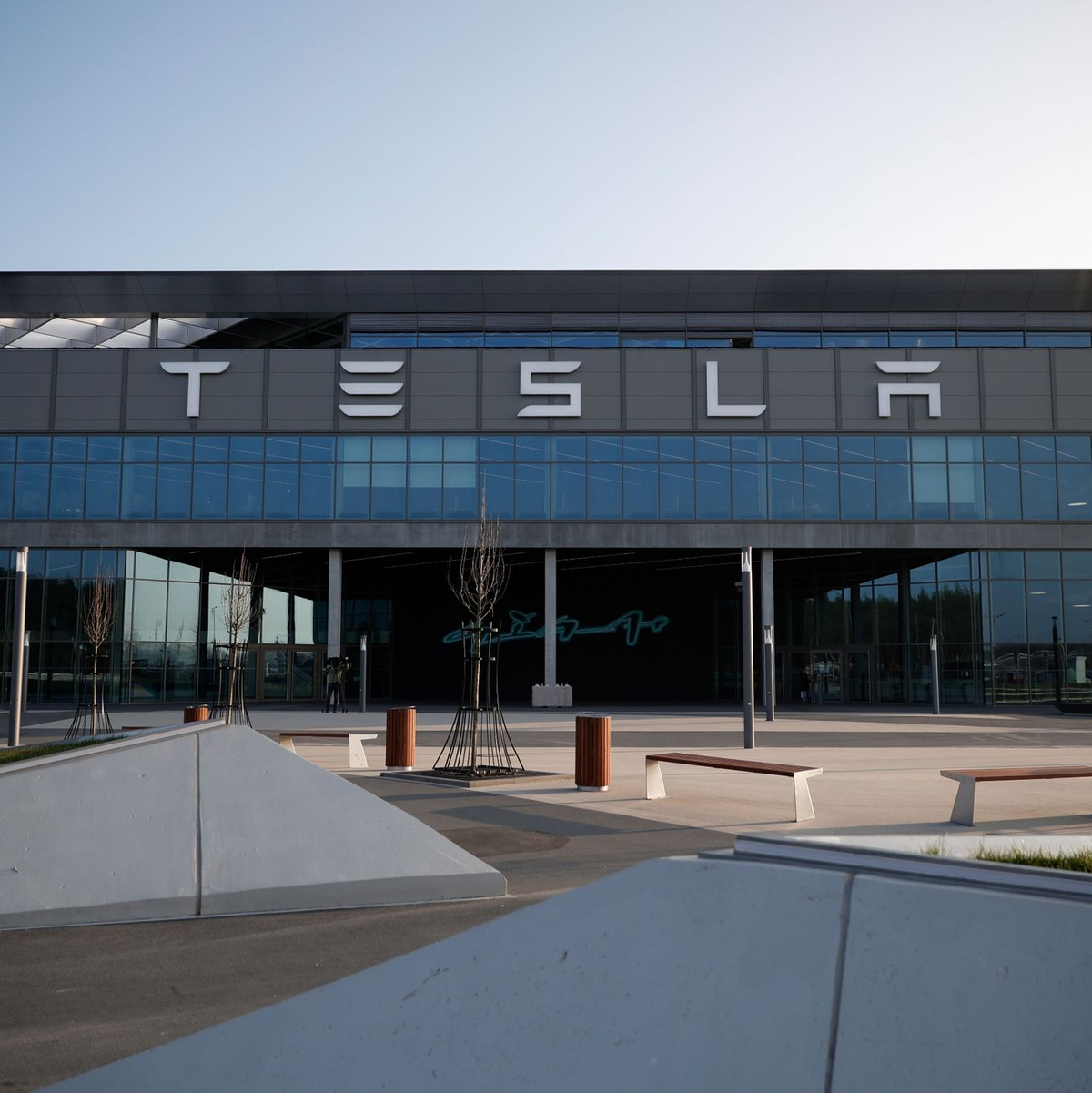 Das Tesla-Werk in Grünheide ist nach dem tagelangen Stromausfall wieder am Netz. - Foto: Carsten Koall/dpa