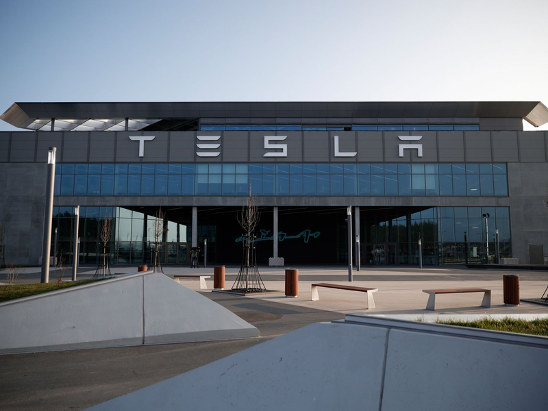 Das Tesla-Werk in Grünheide ist nach dem tagelangen Stromausfall wieder am Netz. - Foto: Carsten Koall/dpa