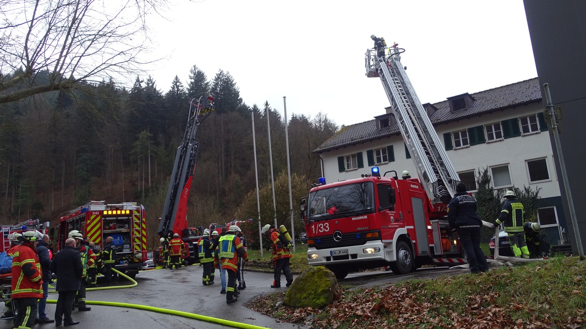 KFV-CW: Feuerwehr rettet Person aus Brandwohnung - Feuerwand und massiver Rauch in beengtem Zugang waren Herausforderung - Foto: presseportal.de