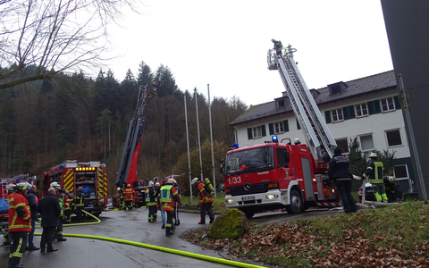 KFV-CW: Feuerwehr rettet Person aus Brandwohnung - Feuerwand und massiver Rauch in beengtem Zugang waren Herausforderung - Foto: presseportal.de
