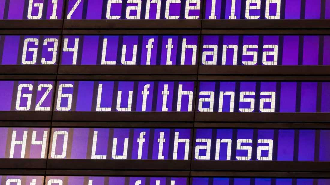 Anzeigetafel am Flughafen München: Die Flugbegleiterinnen und Flugbegleiter der Lufthansa und der Lufthansa Cityline streiken. - Bild: Peter Kneffel/dpa