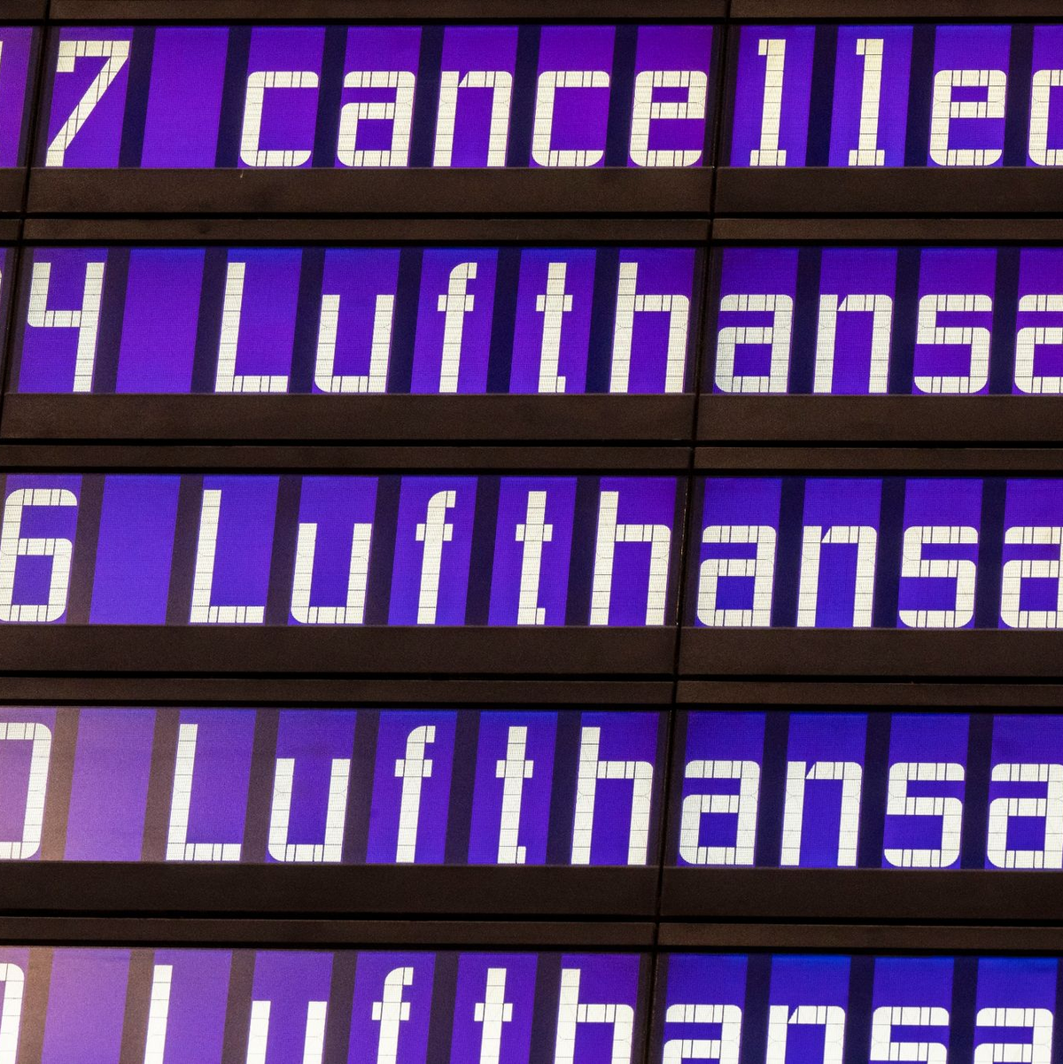 Anzeigetafel am Flughafen München: Die Flugbegleiterinnen und Flugbegleiter der Lufthansa und der Lufthansa Cityline streiken. - Foto: Peter Kneffel/dpa