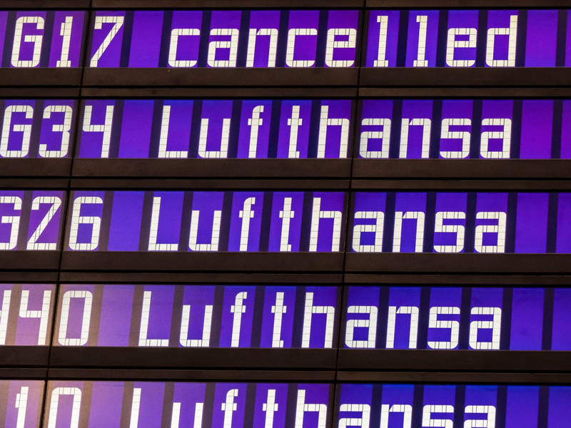 Anzeigetafel am Flughafen München: Die Flugbegleiterinnen und Flugbegleiter der Lufthansa und der Lufthansa Cityline streiken. - Foto: Peter Kneffel/dpa