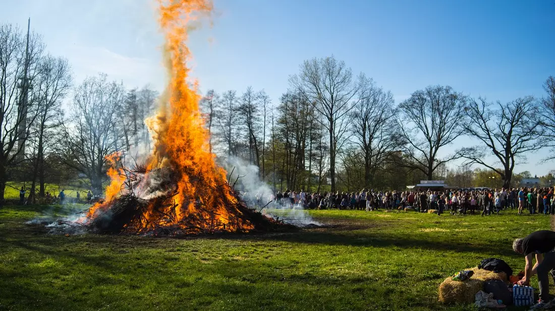 FW Norderstedt: Osterfeuer der Freiwilligen Feuerwehr Harksheide - Bild: presseportal.de