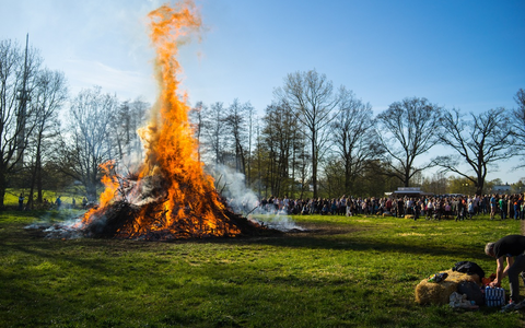FW Norderstedt: Osterfeuer der Freiwilligen Feuerwehr Harksheide - Foto: presseportal.de