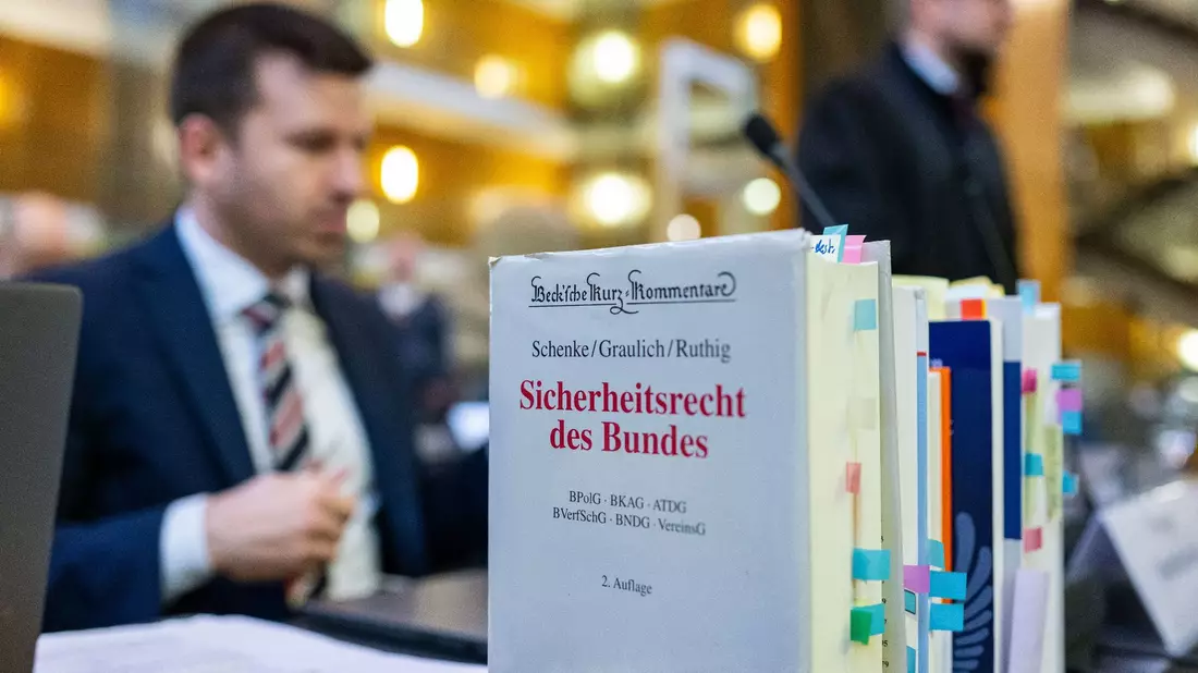 Blick auf den Tisch der Anwälte der AfD  im nordrhein-westfälischen Oberverwaltungsgericht Münster. - Bild: Guido Kirchner/dpa