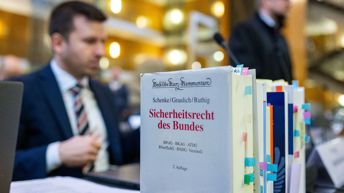 Blick auf den Tisch der Anwälte der AfD  im nordrhein-westfälischen Oberverwaltungsgericht Münster. - Foto: Guido Kirchner/dpa