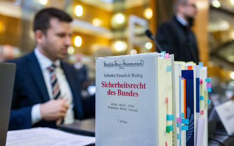 Blick auf den Tisch der Anwälte der AfD  im nordrhein-westfälischen Oberverwaltungsgericht Münster. - Foto: Guido Kirchner/dpa