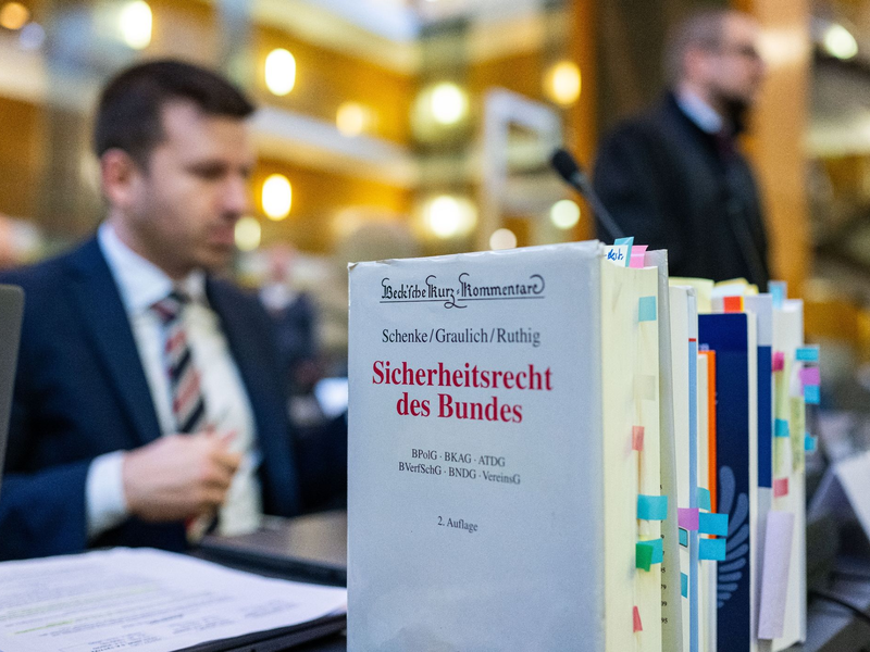 Blick auf den Tisch der Anwälte der AfD  im nordrhein-westfälischen Oberverwaltungsgericht Münster. - Foto: Guido Kirchner/dpa