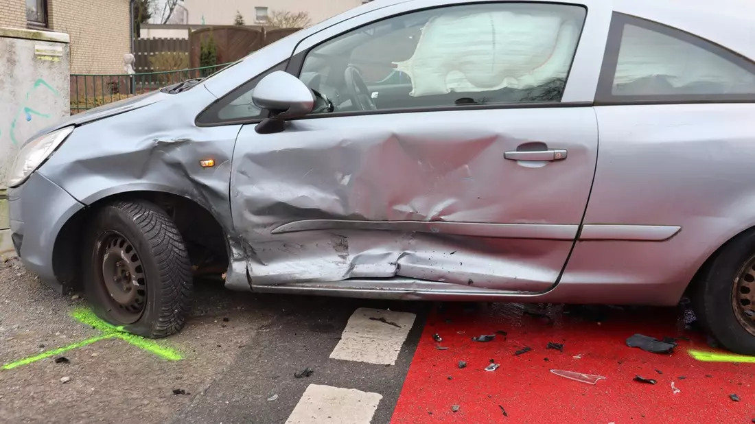 POL-HF: Zusammenstoß im Kreuzungsbereich - Am Unfall beteiligte Autofahrerinnen verletzt - Bild: presseportal.de