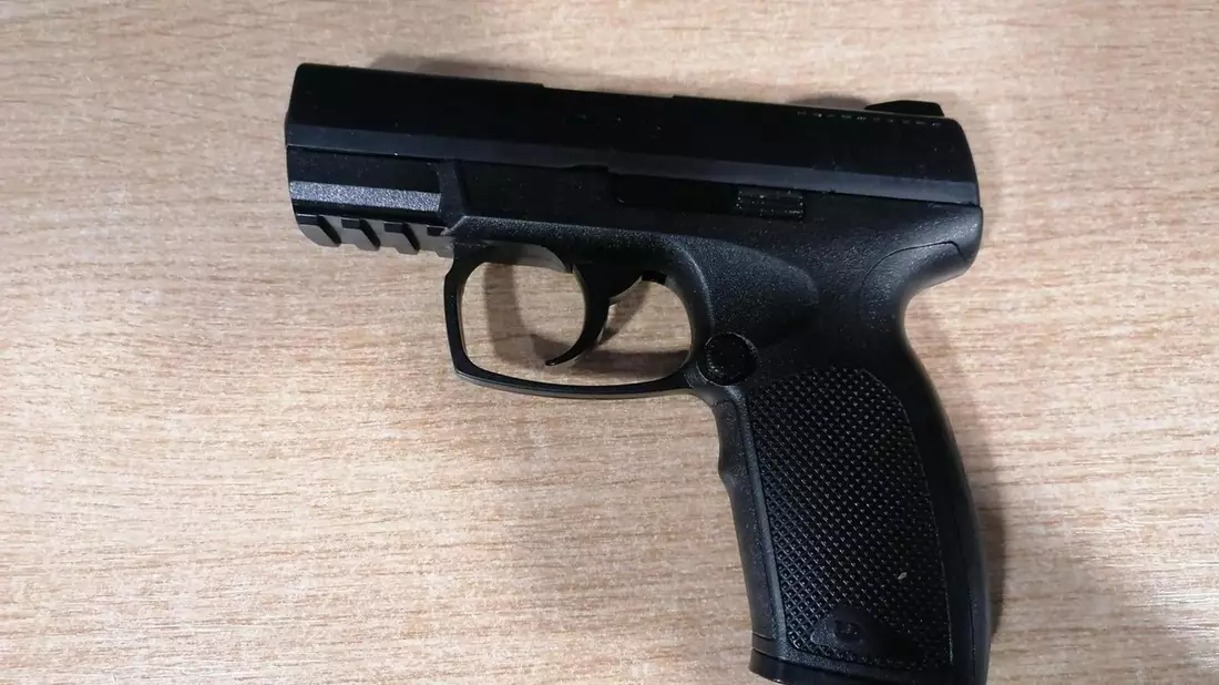 BPOLI DD: Verhaftung eines Gesuchten: Bundespolizei Dresden findet Betäubungsmittel und Waffe - Bild: presseportal.de