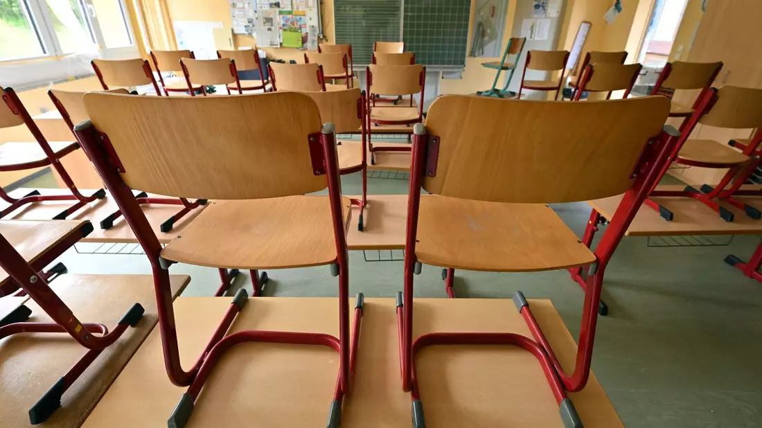 Ein Lehrer soll im vergangenen Herbst an einer Schule in Cottbus Schüler mit Migrationshintergrund verprügelt haben. - Bild: Martin Schutt/dpa
