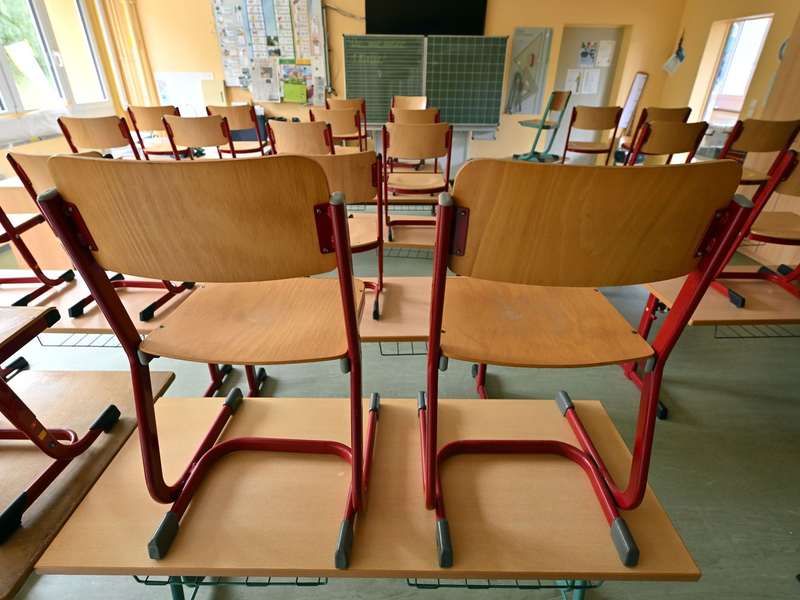 Ein Lehrer soll im vergangenen Herbst an einer Schule in Cottbus Schüler mit Migrationshintergrund verprügelt haben. - Foto: Martin Schutt/dpa