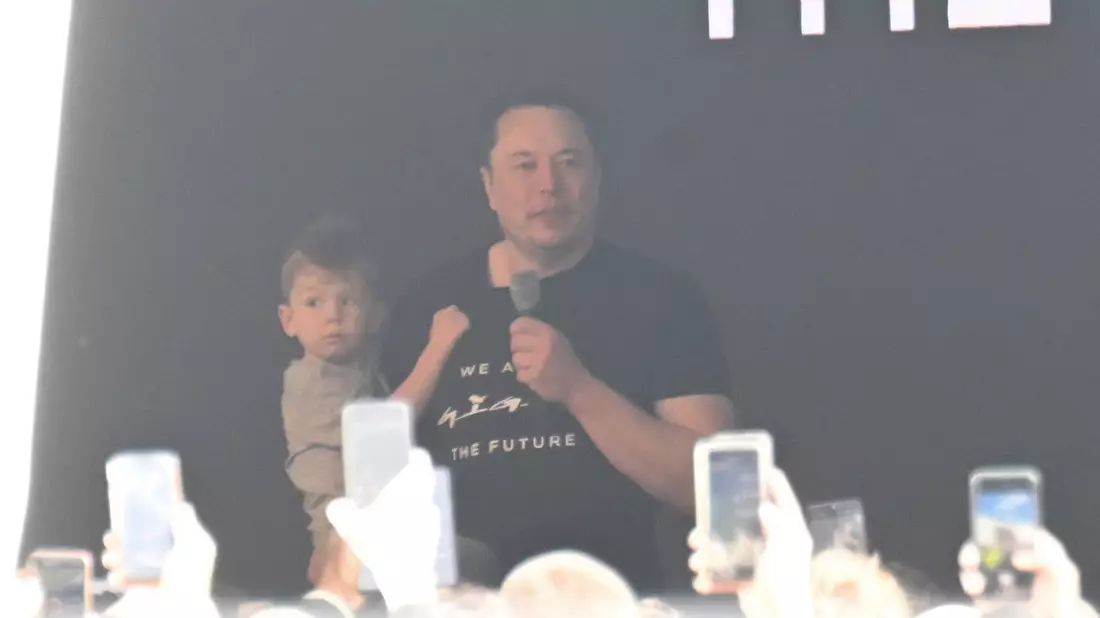 Tesla-Chef Elon Musk ist in die Tesla-Fabrik in Grünheide gekommen. - Bild: Sebastian Christoph Gollnow/dpa