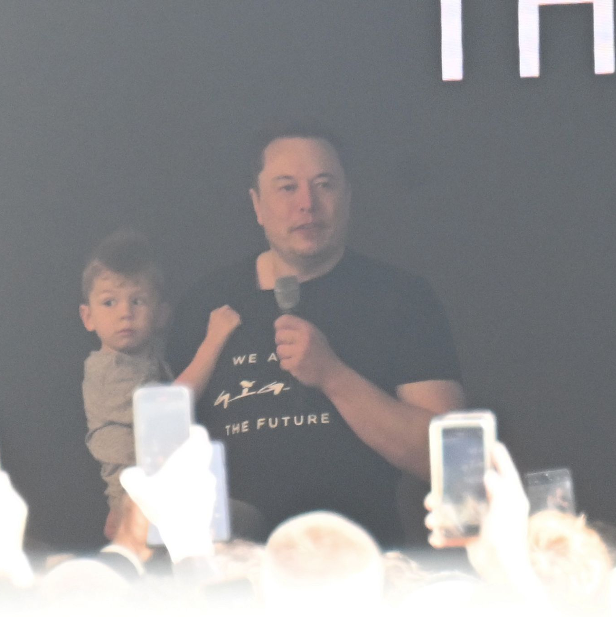 Tesla-Chef Elon Musk ist in die Tesla-Fabrik in Grünheide gekommen. - Foto: Sebastian Christoph Gollnow/dpa