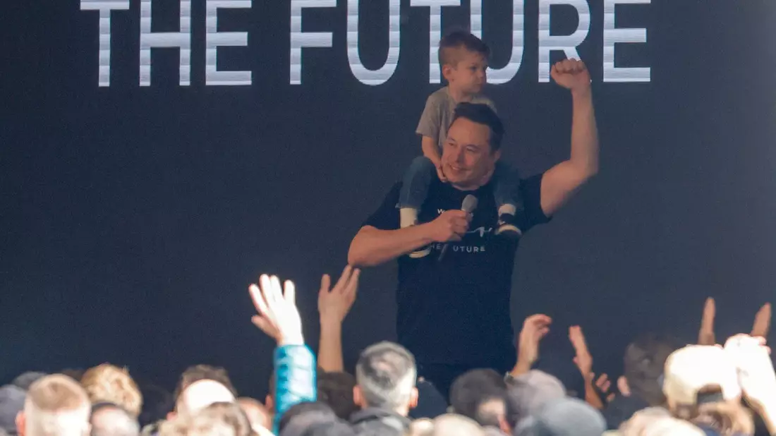 Tesla-Chef Elon Musk ist in die Tesla-Fabrik in Grünheide gekommen. - Bild: Carsten Koall/dpa