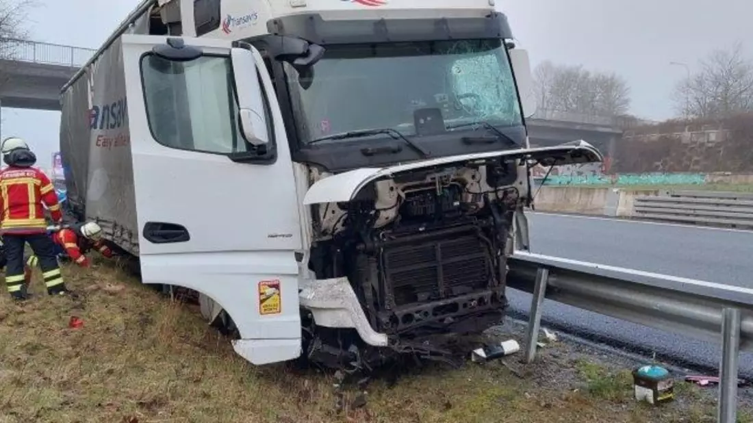 POL-KI: 240101.1 Kiel: Unfall auf der A 215 in Höhe des Autobahnkreuzes Kiel-West - Bild: presseportal.de