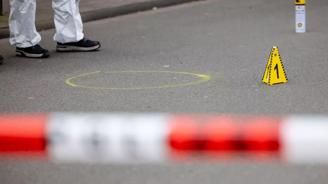 Auf einem kleinen Parkplatz hat die Polizei nach dem Messerangriff alles abgesperrt. - Bild: Christoph Reichwein/dpa
