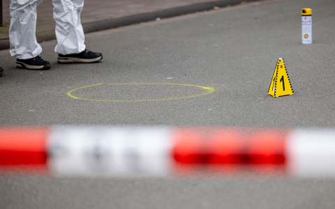 Auf einem kleinen Parkplatz hat die Polizei nach dem Messerangriff alles abgesperrt. - Foto: Christoph Reichwein/dpa