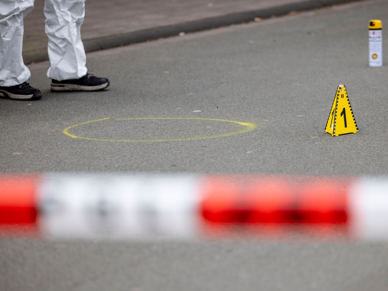 Auf einem kleinen Parkplatz hat die Polizei nach dem Messerangriff alles abgesperrt. - Foto: Christoph Reichwein/dpa