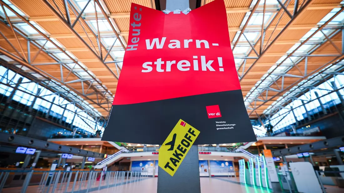 Ein Warnstreik des Sicherheitspersonals führt am Donnerstag zu Einschränkungen an vielen deutschen Flughäfen. - Bild: Christian Charisius/dpa